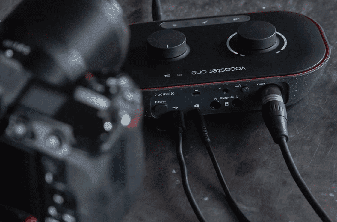Комплект для звукозапису Focusrite Vocaster One Studio  Фото №0